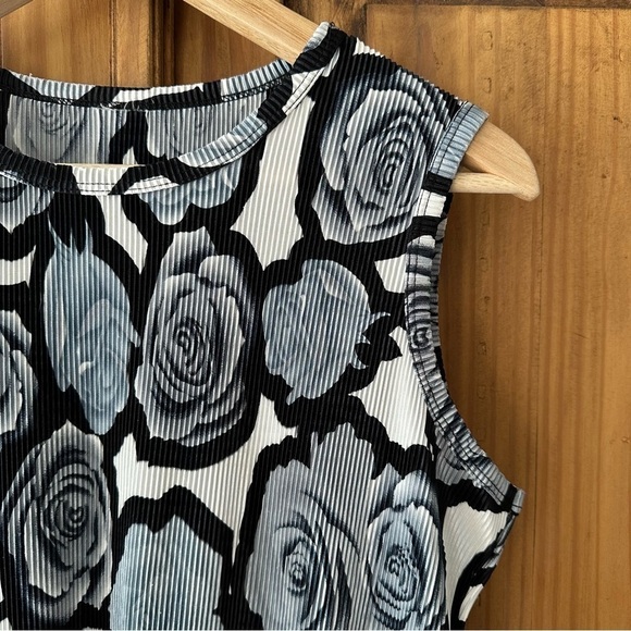 Rose Print Pleated Sleeveless Tank Top in Grey Black and White Dark Florals - Picture 2 of 8